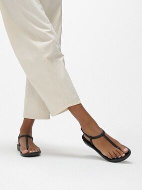 Fitflop Iqushion Splash T-Bar Sandals size 5